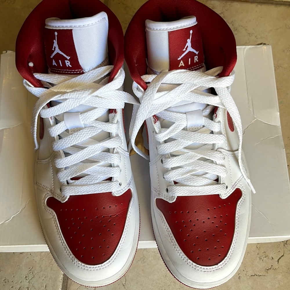 Air Jordan 1 Mid in white/pomegranate